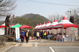 따뜻한 봄과 함께 다시 찾아온 칠갑산 농민장터 성황