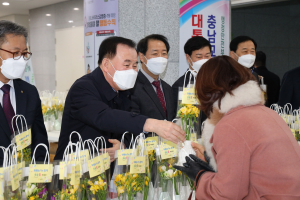 충청남도교육청, 농협충남본부와 함께 화훼농가 돕기 꽃 나눔 행사 실시